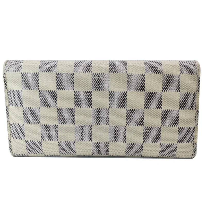 Ladies Louis Vuitton Petite Malle bags in a pastel color for a soft lookLOUIS VUITTON Emilie Damier Azur Wallet White