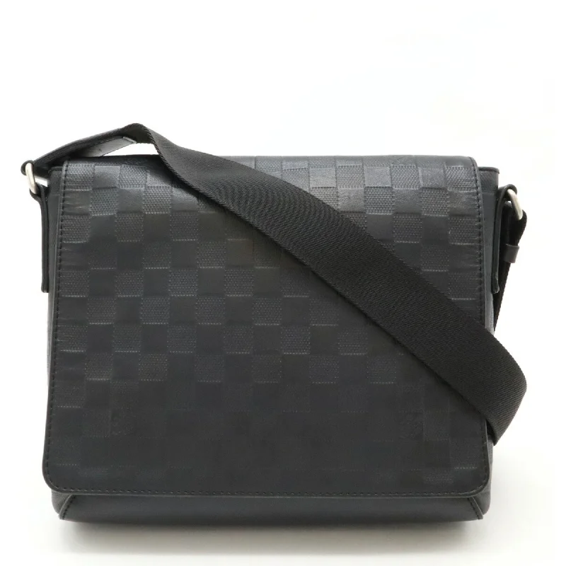 Ladies Louis Vuitton shoulder bags with a single - handle silhouetteLOUIS VUITTON District Shoulder Bag